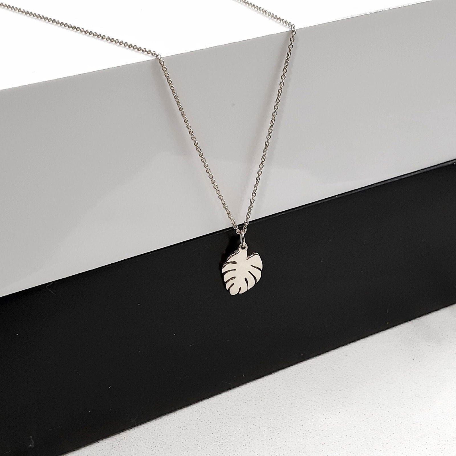 14k Gold Tropical Leaf Necklace - InfinityJools