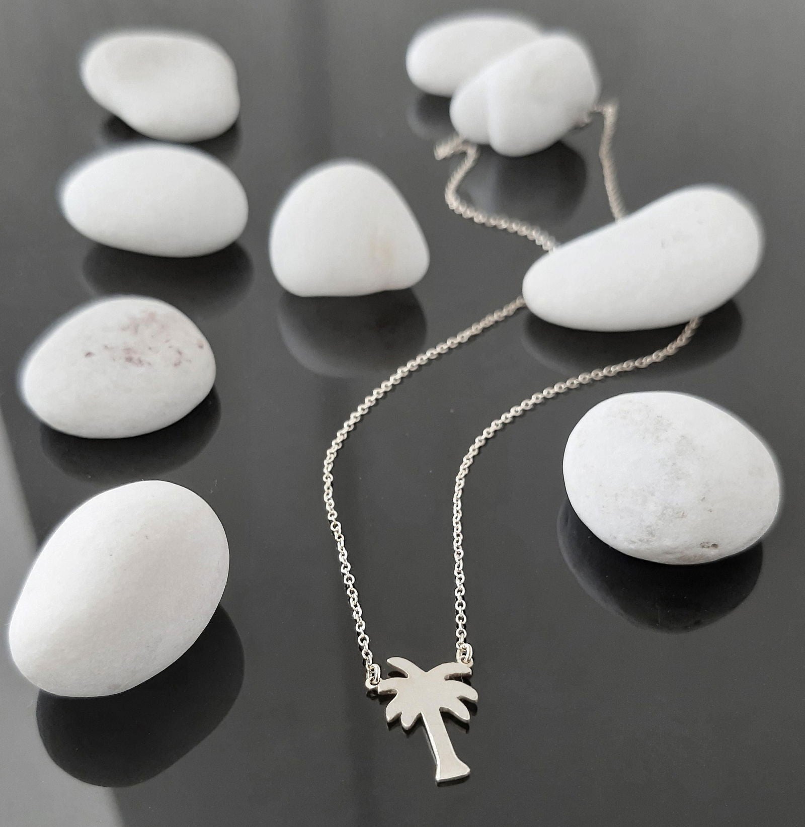 Solid Gold palm tree necklace in 14k yellow gold - InfinityJools